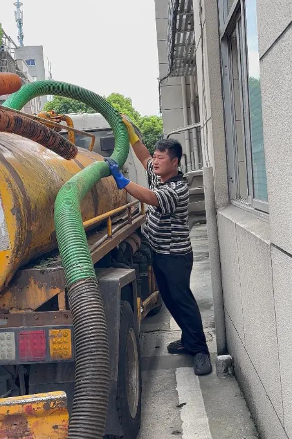 悦配资 95后继承家业做掏粪工年入40万，宁波有两套房、开奔驰E300